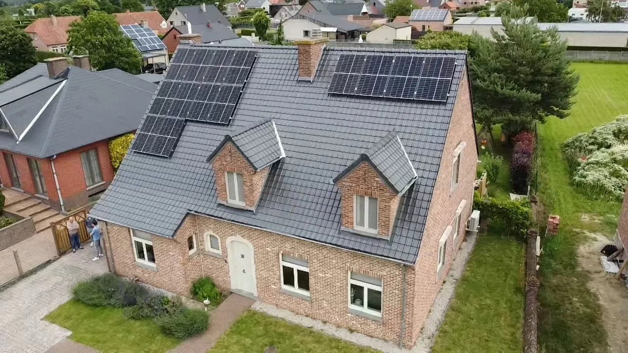 Nieuw dak met zonnepanelen — Bierbeek