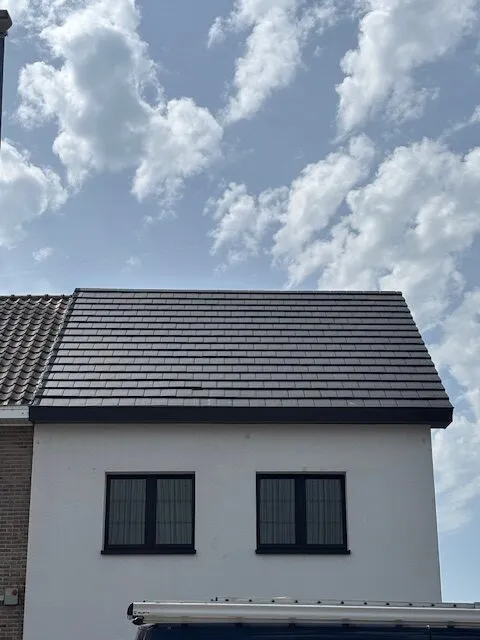 Dakrenovatie met vlakke pannen volgens de sarkingmethode