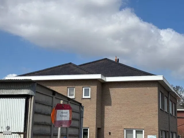2 van de 4 dakrenovaties in één straat te Hoegaarden