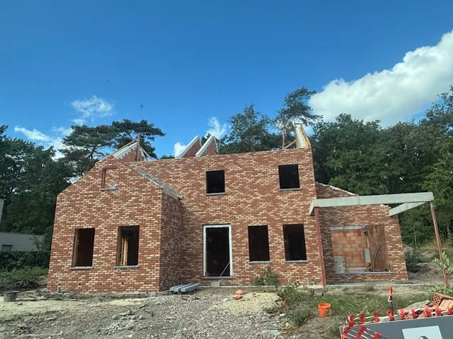 Nieuwbouwproject met uitbouw en carport