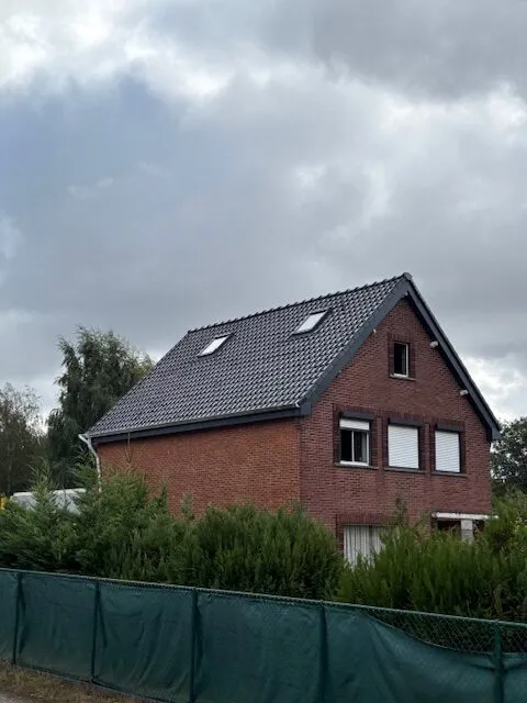 Voor en na een dakrenovatie met sarkingmethode