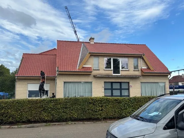 Het oude dak voor de werken